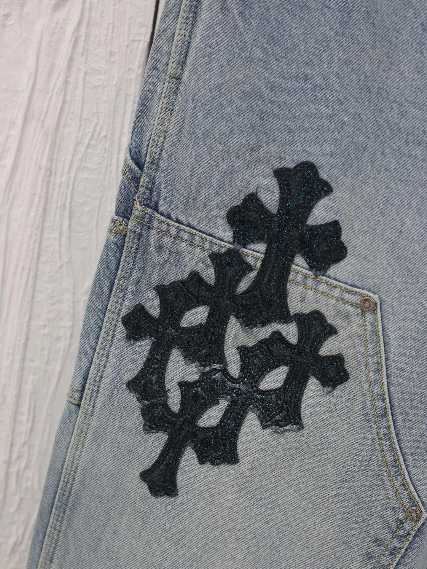 🅿️600 Come Heart*/Chro Heart Cross Starry Sky Cross Genuine Leather Patch Work Jeans. The washing process uses a combination of multiple processes such as heavy fermentation, washing and frying, spraying with horse and so on. Genuine leather patches, straight hem design, frayed feet, and accessories and hardware all customized in matching colors to achieve perfect consistency.  Size: 30/32/34/46